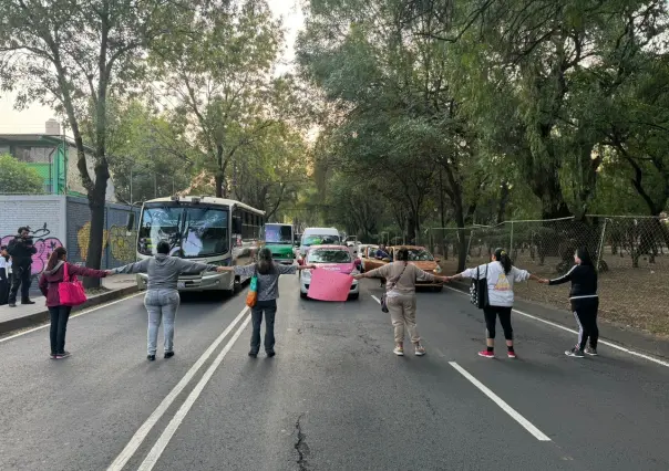 Madres de familia bloquean vialidades, acusan abuso de autoridad en primaria