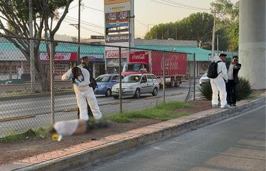 Descubren cuerpo de hombre con heridas de arma blanca en camellón de Iztapalapa