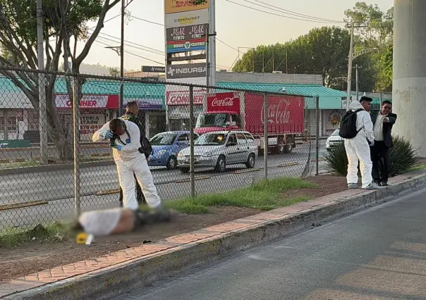 Descubren cuerpo de hombre con heridas de arma blanca en camellón de Iztapalapa