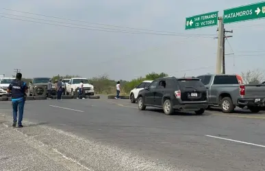 Hartos de fallo en suministro de energía, bloquean carretera
