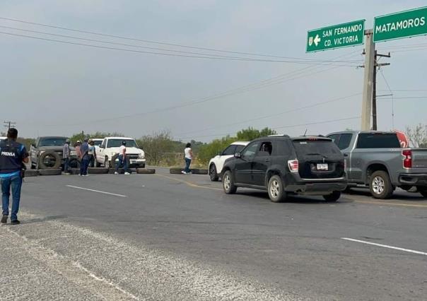 Hartos de fallo en suministro de energía, bloquean carretera