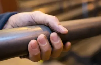 Mata hombre a tres personas con tubo de metal en Iowa