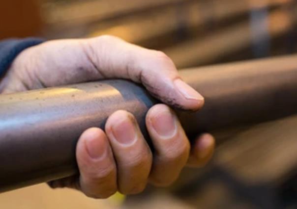 Mata hombre a tres personas con tubo de metal en Iowa