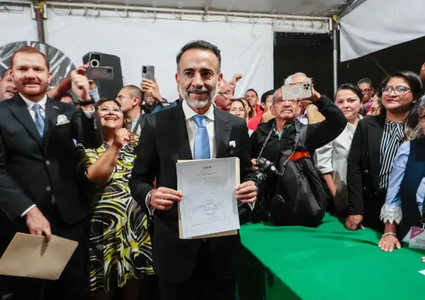 Fernando Flores recibe constancia como presidente electo de Metepec