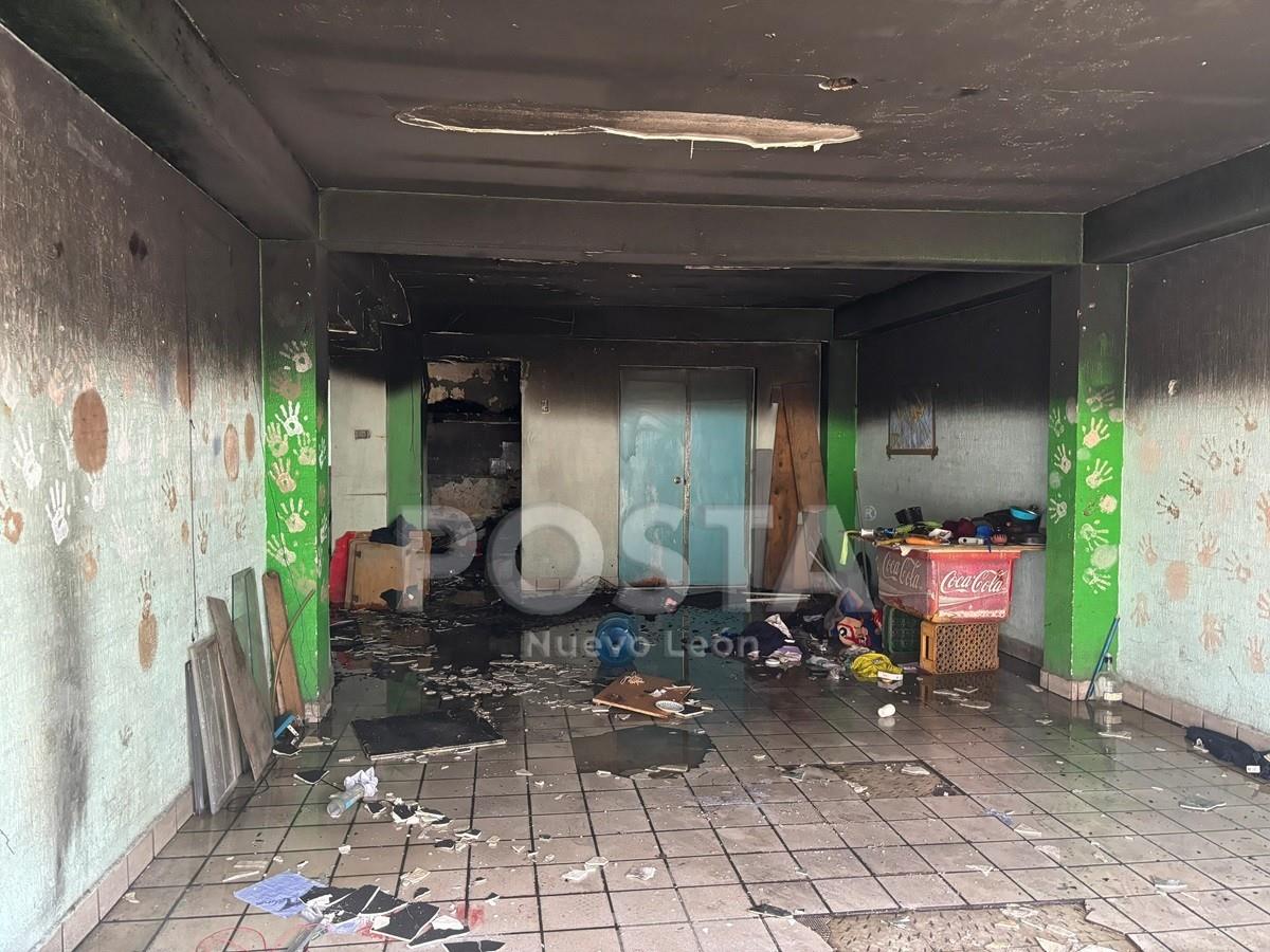 Consume fuego colchón y basura en casa abandonada del centro de Monterrey