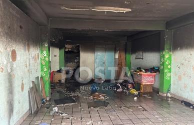 Consume fuego colchón y basura en casa abandonada del centro de Monterrey