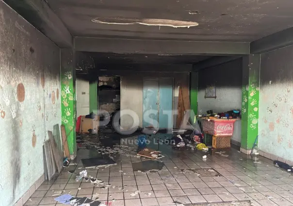 Consume fuego colchón y basura en casa abandonada del centro de Monterrey
