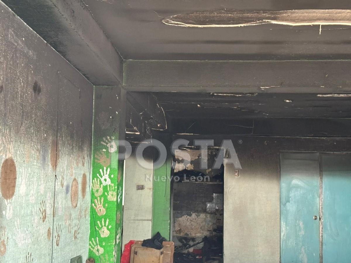 Consume fuego colchón y basura en casa abandonada del centro de Monterrey