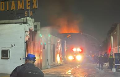 Incendio en fábrica de pintura pone en riesgo instalaciones de gasolina