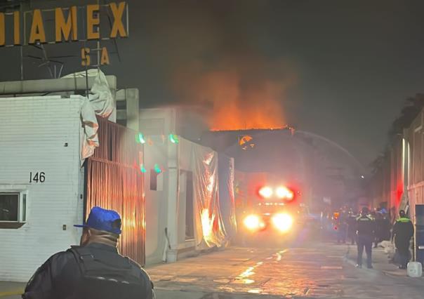 Incendio en fábrica de pintura pone en riesgo instalaciones de gasolina
