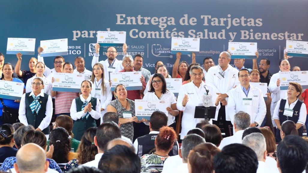 Entrega Américo Villarreal tarjetas La Clínica es Nuestra