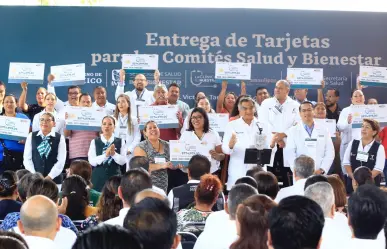 Entrega Américo Villarreal tarjetas La Clínica es Nuestra