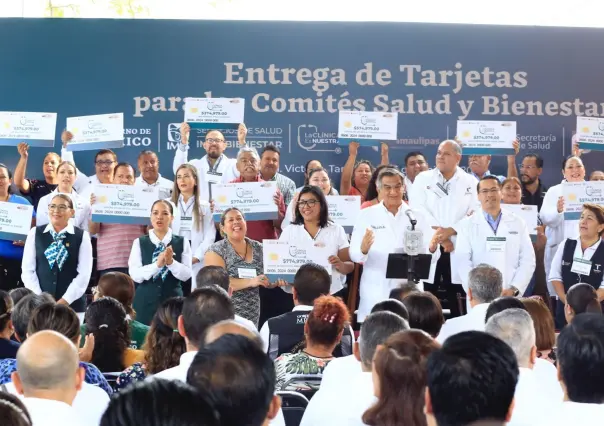 Entrega Américo Villarreal tarjetas La Clínica es Nuestra