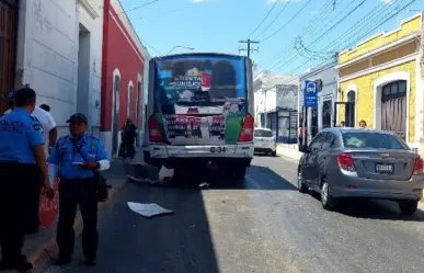 Accidente de tránsito en Mérida: automóvil choca con autobús en el centro