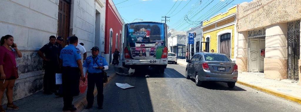 Accidente de tránsito en Mérida: automóvil choca con autobús en el centro