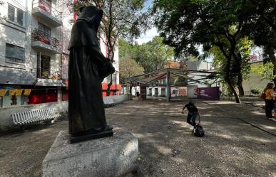 Así luce hoy la plaza Giordano Bruno luego del retiro de migrantes