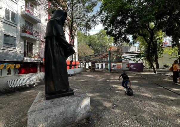 Así luce hoy la plaza Giordano Bruno luego del retiro de migrantes