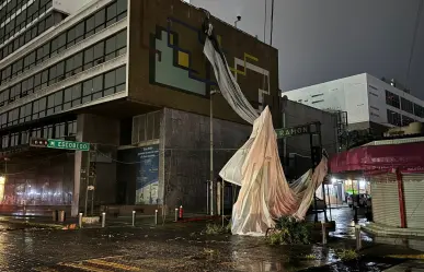 Cae lona sobre cables y deja apagones en el centro de Monterrey