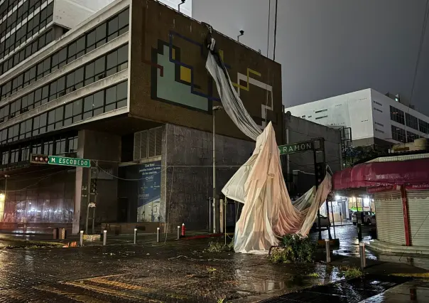 Cae lona sobre cables y deja apagones en el centro de Monterrey