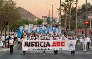 Marchan sobrevivientes de la guardería ABC en Hermosillo