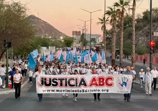 Marchan sobrevivientes de la guardería ABC en Hermosillo