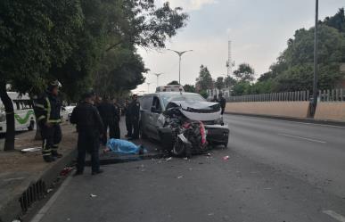 Muere motociclista prensada por auto y autobús de transporte público