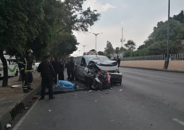 Muere motociclista prensada por auto y autobús de transporte público