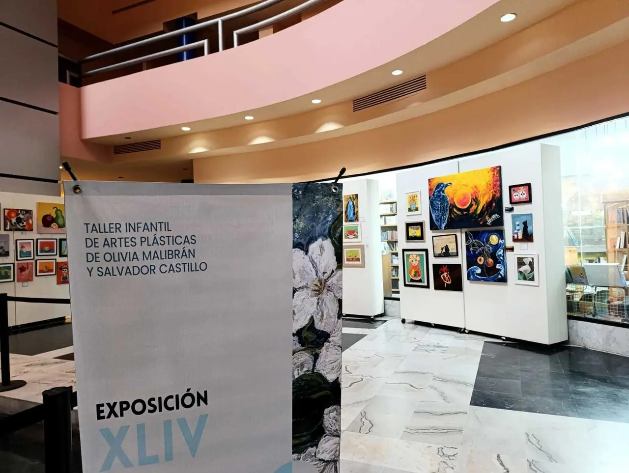 Presentan obras del taller infantil de artes plásticas en el Centro Cultural