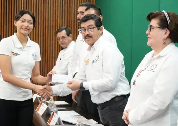 Reconoce la UAT el desempeño académico de estudiantes hijos del personal docente