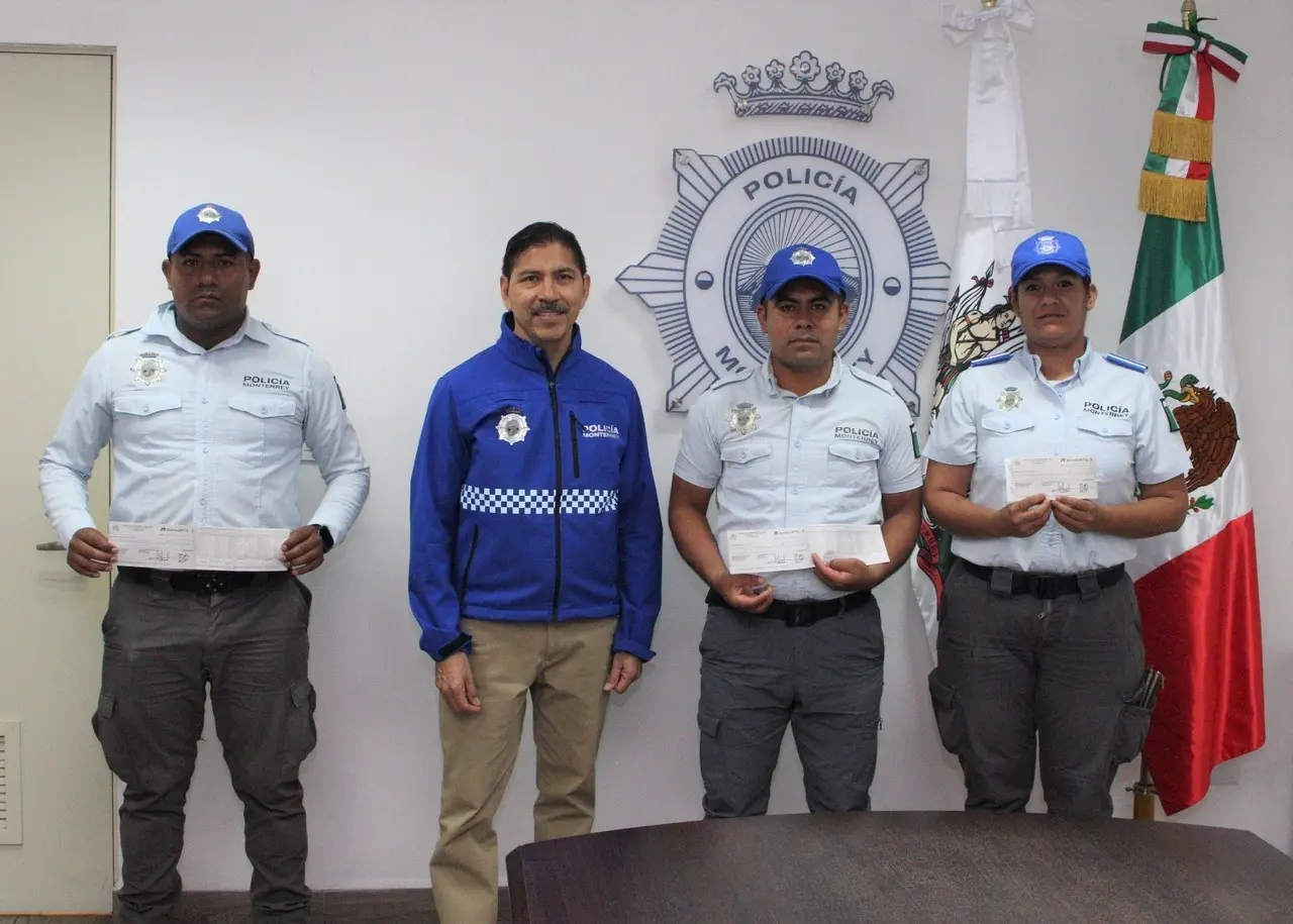 Oficiales de Monterrey reciben estímulo económico por su valiente labor