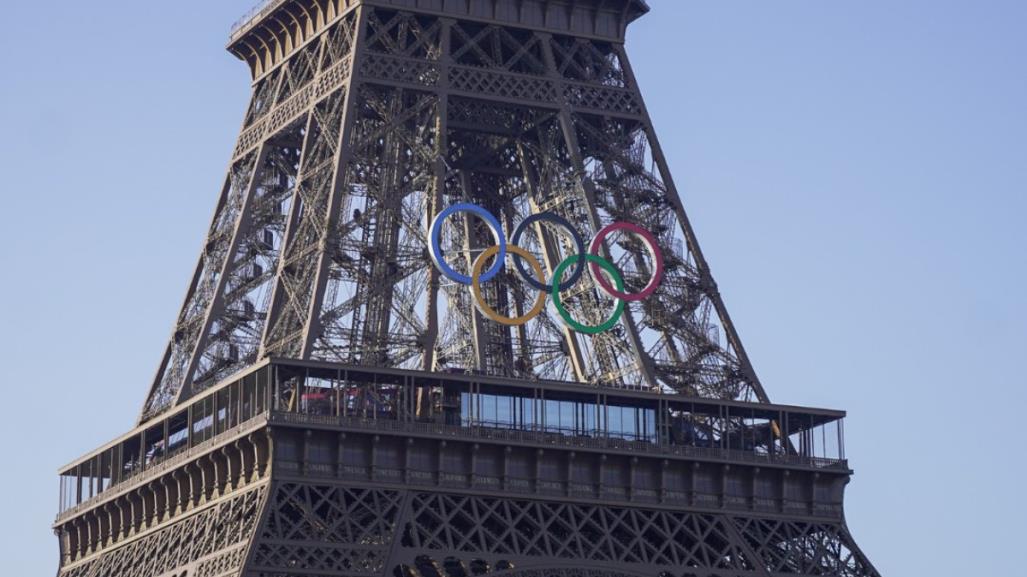 Luce la Torre Eiffel los emblemáticos aros olímpicos