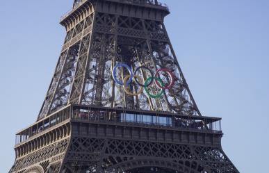 Luce la Torre Eiffel los emblemáticos aros olímpicos