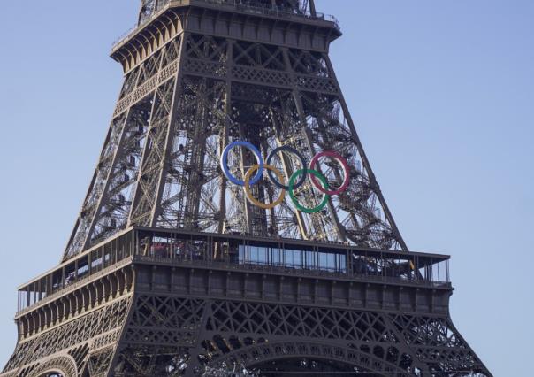 Luce la Torre Eiffel los emblemáticos aros olímpicos