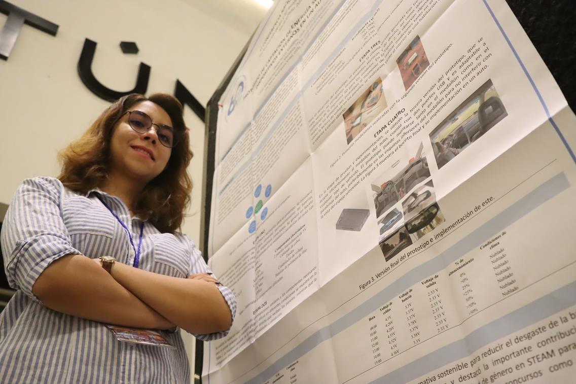 Especialistas en ingeniería presentaron diversos carteles en el marco de la LI Conferencia Nacional de Ingeniería que se realiza en Mérida.- Foto de la Uady