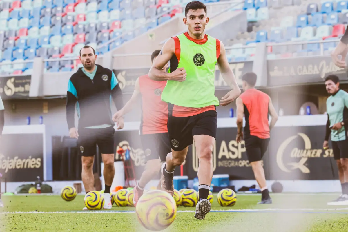 Entrenamiento de jugadores del Club Atlético La Paz. Foto: X / @atleticolapaz