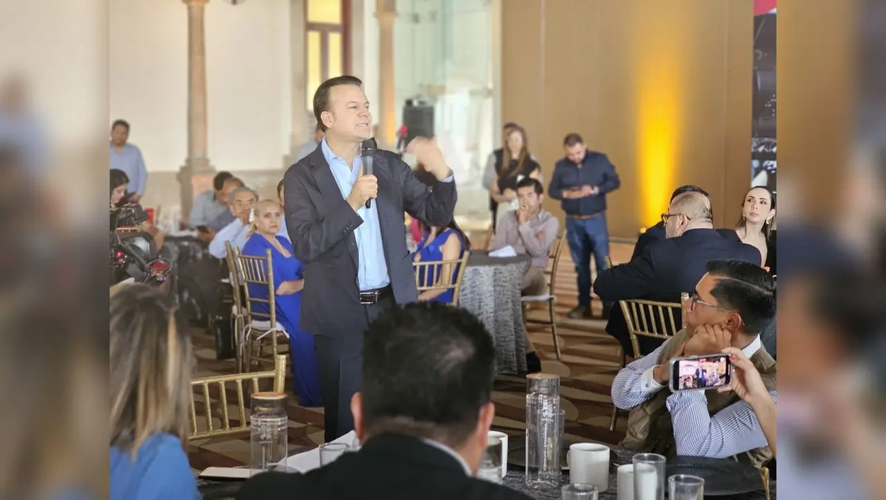 Esteban Villegas durante el desayuno con medios de comunicación. Foto: Luis Lozano.