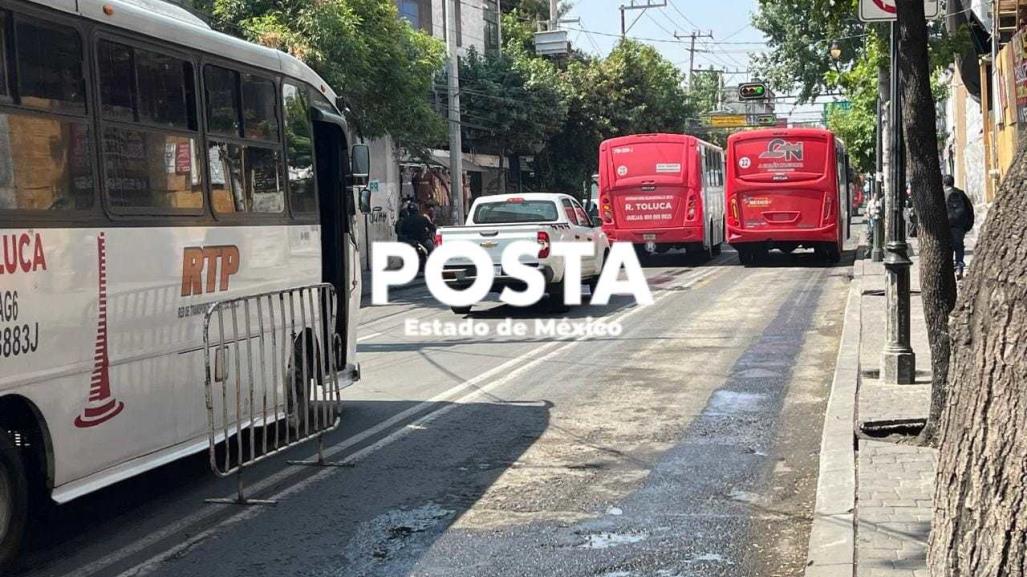 Transporte público infringe carril confinado en Toluca