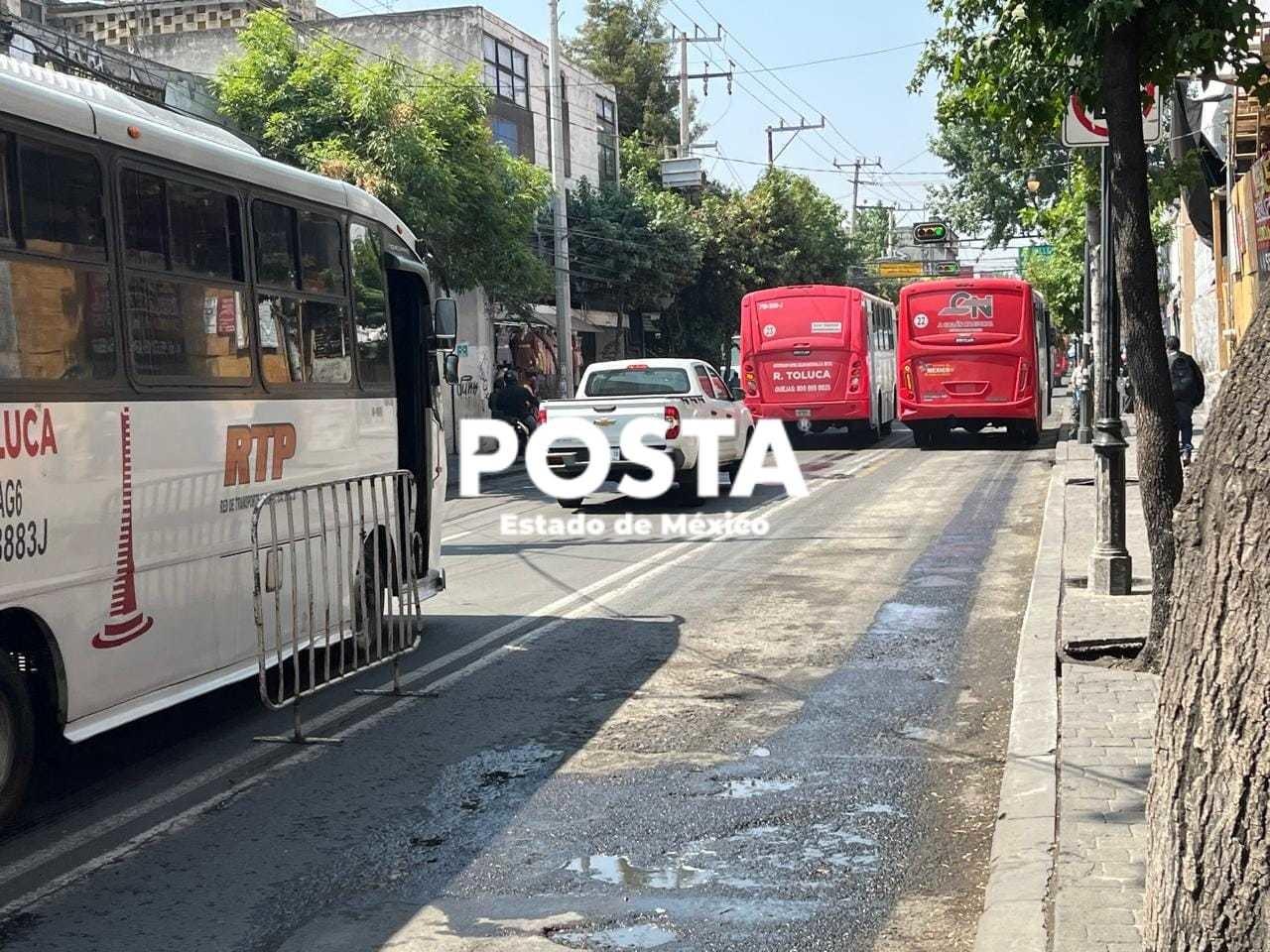 El carril destinado para el transporte público no se ha respetado. Imagen: POSTA