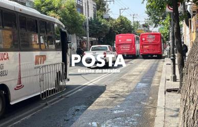 Transporte público infringe carril confinado en Toluca