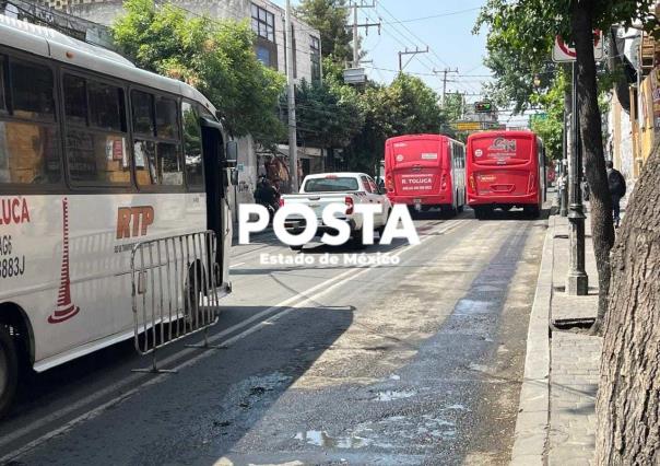 Transporte público infringe carril confinado en Toluca