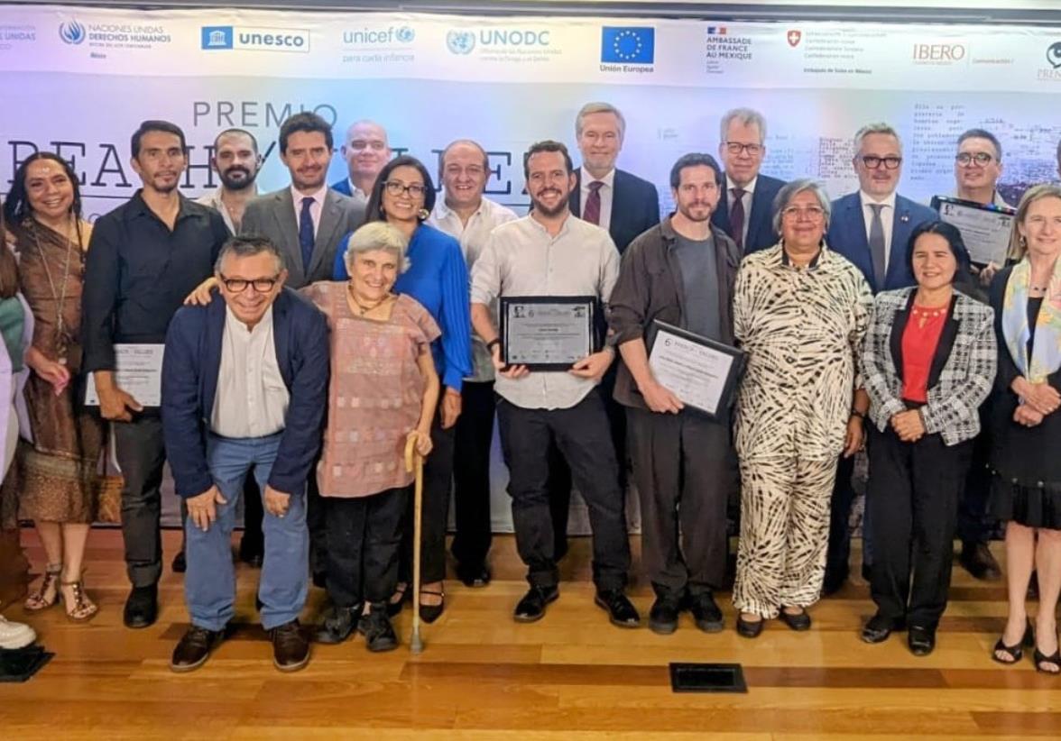 La ceremonia del Premio Breach/Valdez 2024 en CDMX destacó a periodistas por su valiosa labor en derechos humanos, iluminando las sombras de la injusticia con sus investigaciones. Foto: Cortesía