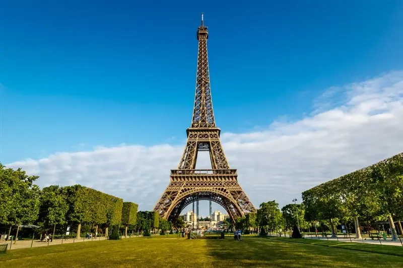 Aros olímpicos iluminan la Torre Eiffel previo a los Juegos Olímpicos de París 2024