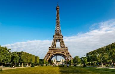 Aros olímpicos iluminan la Torre Eiffel previo a los Juegos Olímpicos de París 2024