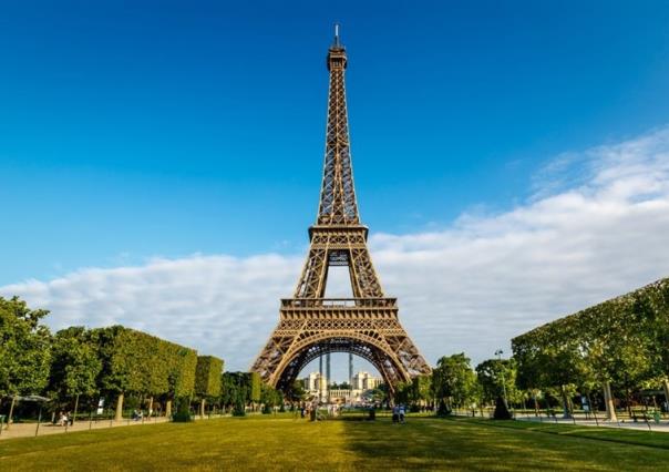 Aros olímpicos iluminan la Torre Eiffel previo a los Juegos Olímpicos de París 2024