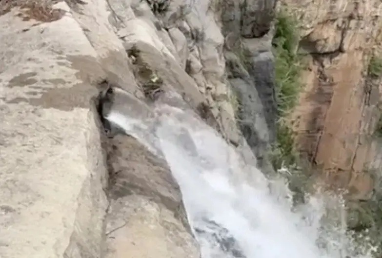 ¡No es real! Turista descubre tubería de agua que abastece cascada