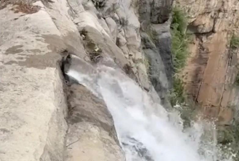 Un turista capto el momento en que sale el agua de una tubería. Foto: @AlertaMundoNews.