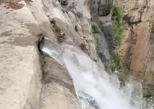 ¡No es real! Turista descubre tubería de agua que abastece cascada