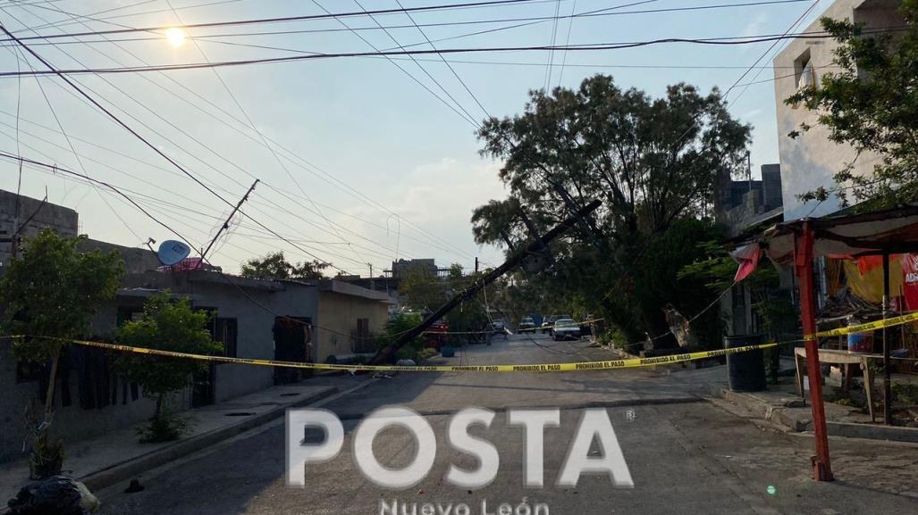 Sufren sin luz por caída de poste al norte de Monterrey