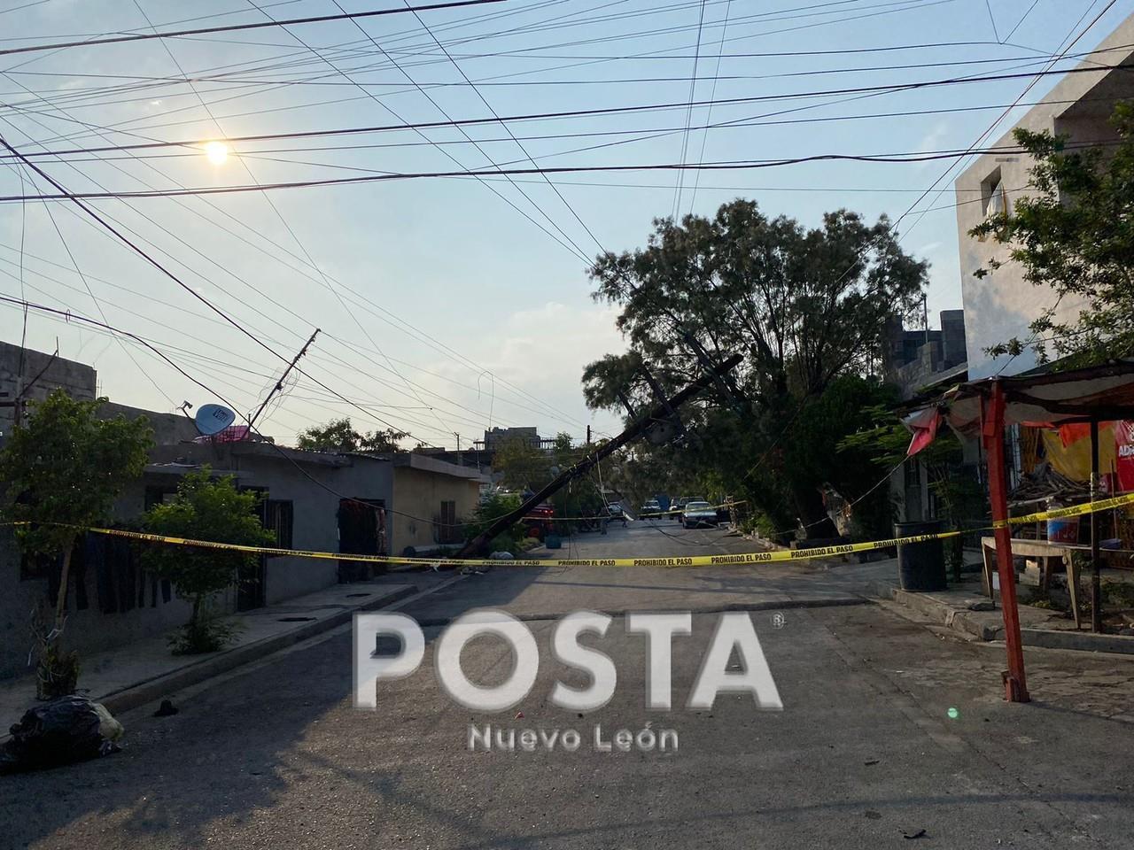 Al lugar de los hechos arribaron el Cuerpo de Bomberos de Monterrey y el Grupo Nacional de Emergencias y Rescate, quienes trabajaron para asegurar el área y prevenir posibles accidentes. Foto: POSTA.