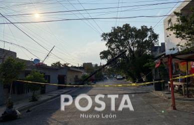 Sufren sin luz por caída de poste al norte de Monterrey